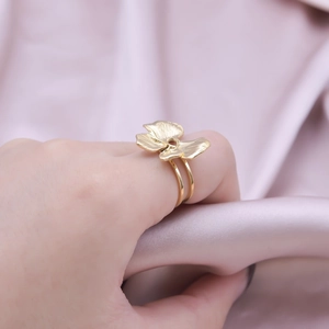 Bague dorée ajustable à double anneau avec motif floral brossé pour un look épuré