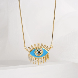 Dettaglio della collana con ciondolo occhio greco dorato, smalto blu e nappe di diamanti