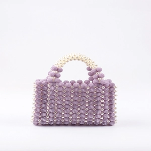 Borsa a mano fatta a mano con perline viola e dettagli di perle bianche eleganti