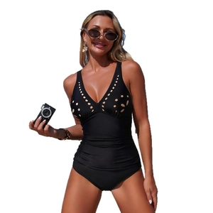 Costume intero nero da donna con scollo a V profondo, ritagli laser e design arricciato sul ventre