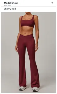 Détail de l'ensemble de yoga rouge cerise avec haut court carré et legging évasé taille V