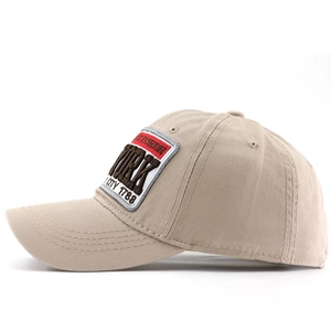 Gros plan détaillé sur la casquette en coton kaki avec broderie vintage style New York
