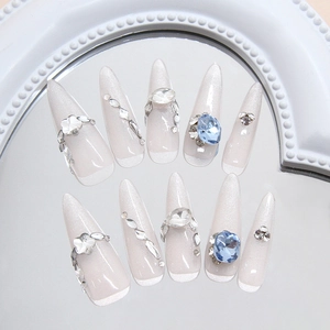 Uñas postizas Cat-Eye con pedrería azul, puntas francesas blancas y forma stiletto