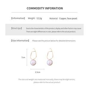 Detailed size specifications for gold geometric earrings with pearl drop on white background