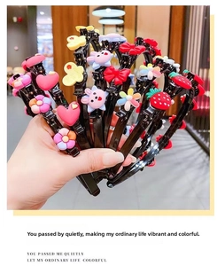 Primer plano de diademas para niñas con adornos de resina de fresa, corazón y flores de colores
