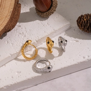 Minimalistische Schlangen-Ohrringe mit Diamantakzenten in Gold und Silber