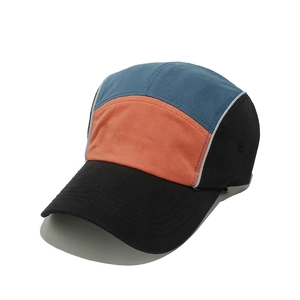 Dettaglio del cappellino 5-panel color-block con pannelli blu e arancioni e visiera nera