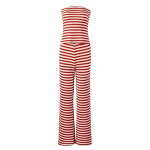 Détail de la maille rayée rouge et blanc sur le haut bandeau et le pantalon large