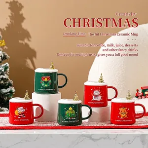 Mugs de Noël en céramique avec couvercle sapin et illustrations festives rouge et vert