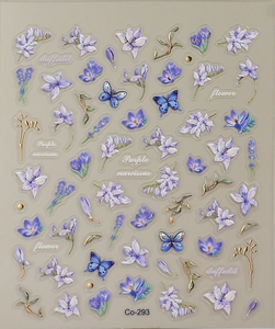 Dettagli macro di adesivi per unghie 5D con fiori viola e farfalle blu dorate