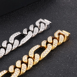 Makroaufnahme der 16mm Gold- und Silber-Cuban-Gliederketten mit Zirkon-Mikropflaster