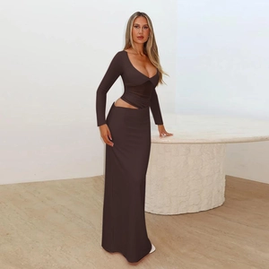 Détail d'une robe marron foncé en patchwork de résille avec découpe à la taille et coupe slim