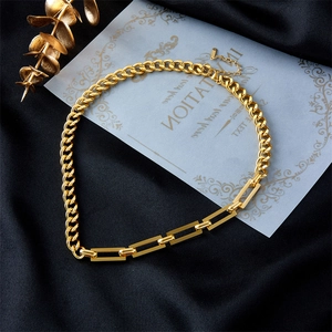 Massives goldfarbenes Kleeblatt Schmuckset mit dicker Panzerkette auf schwarzem Satin