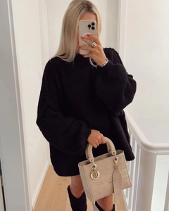 Détails du pull en maille noir oversize avec col rond et manches lanternes confortables