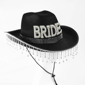 Detailansicht eines schwarzen Cowboyhutes mit Perlen-BRIDE-Schriftzug und Strassfransen