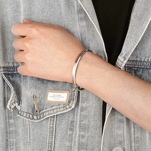 Primer plano de la pulsera minimalista de acero cepillado de 6 mm en forma de C en la muñeca