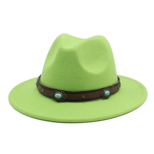 Détail du chapeau en laine verte avec bande en cuir bohème et clous turquoise