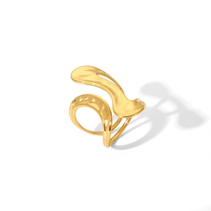 Detailansicht des skulpturalen goldenen Seesternknoten-Rings mit poliertem Finish