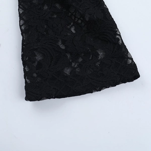 Vue macro de dentelle florale noire Y2K avec des détails de broderie ajourés délicats