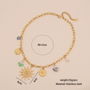 Dettaglio collana in acciaio inossidabile dorato con ciondoli a sole e perle, 40+5cm
