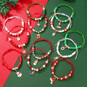 Détail de bracelets de Noël tissés avec des breloques comme le Père Noël et des flocons