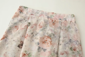 Détail de la jupe en mousseline fleurie avec taille haute et coutures lisses