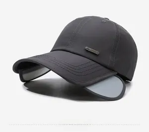 Dettaglio del cappello grigio scuro con visiera retrattile e tessuto traspirante