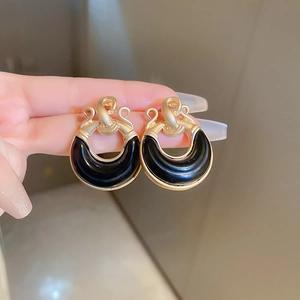 Vintage geometric gold hoop earrings with black resin inlay for a French retro aesthetic