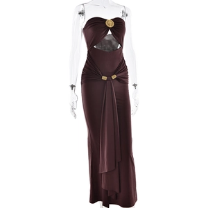 Détail de la taille évidée avec boucle en métal doré sur robe longue bustier marron