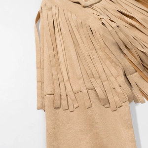 Nahaufnahme der hellbraunen Wildlederjacke mit langen Fransen und feiner Naht