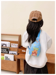 Vue arrière d'un enfant portant un joli sac de poitrine bleu imprimé Piggy Bear