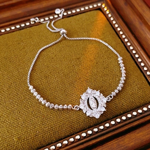 Détail du bracelet en argent avec médaillon de la Vierge Marie et zircons sur velours vert