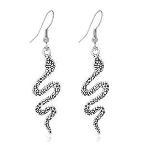 Détail de boucles d'oreilles serpent argentées avec écailles et crochet