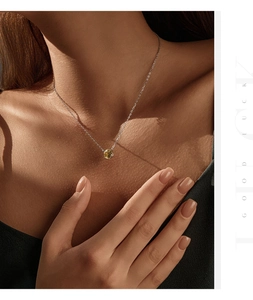 Detail einer S925 Silberkette mit rundem gelben Diamantanhänger am Hals der Frau getragen