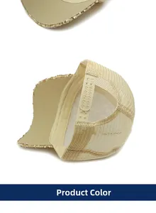 Detail der champagnerfarbenen Pailletten-Cap mit Mesh und verstellbarem Verschluss hinten