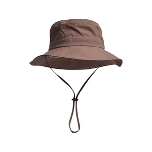 Dettaglio cappello alla pescatora impermeabile con laccetto regolabile e cuciture rifinite