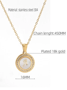 Vue détaillée du collier plaqué or 18k avec insert en nacre et gravure de la lettre A