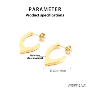 Details der 18k vergoldeten Edelstahl V-Ohrringe mit den Abmessungen von 22x15 mm