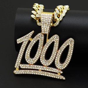 Collier doré avec pendentif chiffre 1000, base couronne et cristaux sur chaîne cubaine
