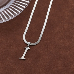 Collier avec pendentif lettre I argenté et chaîne serpent sur velours marron