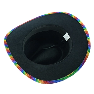 Detailansicht des 58cm-Etiketts und des Regenbogen-Paillettenrandes am schwarzen Partyhut