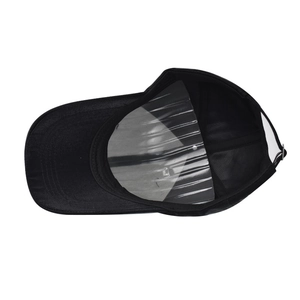 Dettaglio interno del cappello nero con supporto in plastica e fibbia in metallo
