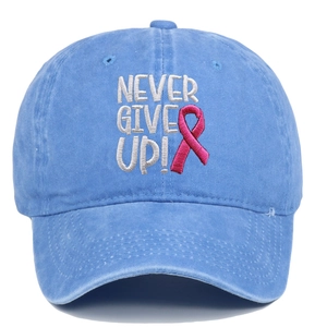 Detail der hellblauen gewaschenen Baumwollkappe mit NEVER GIVE UP Stickerei und rosa Schleife