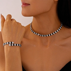 Parure élégante collier et bracelet avec zircons marquise noirs et blancs sertis