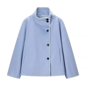Manteau court en laine bleue pour femme avec col montant et surpiqûres blanches