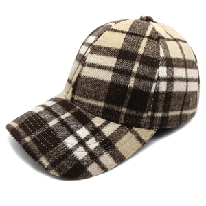 Dettaglio della spessa trama in flanella di un classico cappellino scozzese invernale
