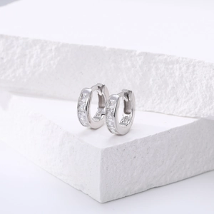 Gros plan de boucles d'oreilles en argent S925 avec zircons cubiques carrés