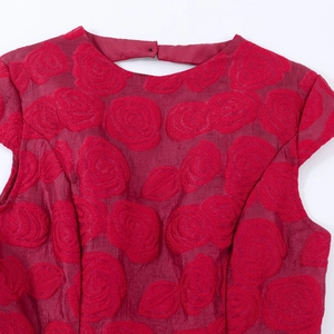 Robe longue élégante dos nu sans manches bordeaux avec texture jacquard rose 3D