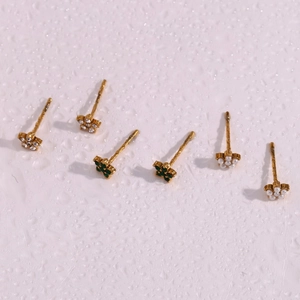 Lot de mini boucles d'oreilles fleurs plaquées or 18 carats avec zircons verts et blancs