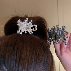 Détails des pinces à cheveux argentées et gunmetal avec perles et strass sur cheveux